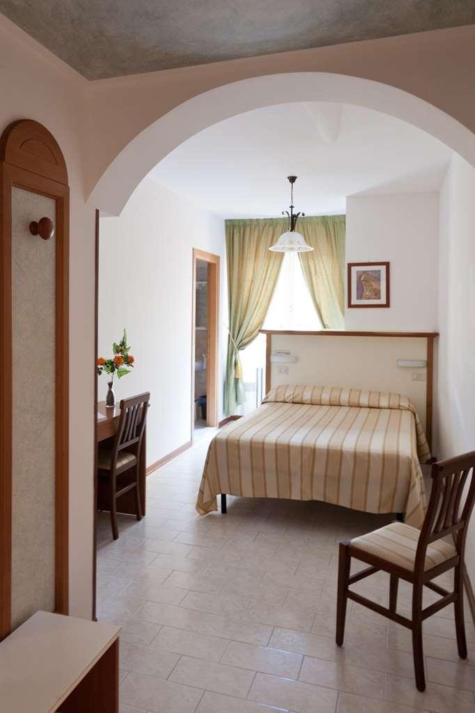 Hotel Vignola Asís Habitación foto