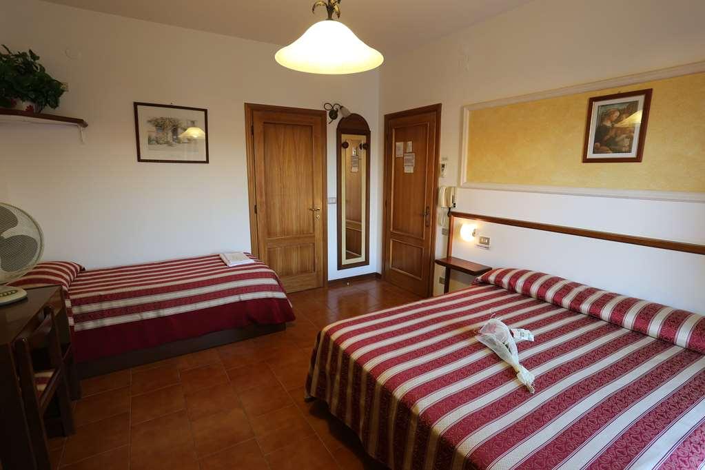 Hotel Vignola Asís Habitación foto